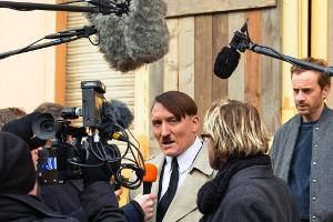 Adolf Hitler (Oliver Masucci) gibt in "Er ist wieder da" Interviews