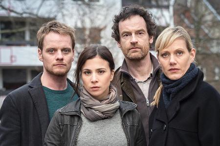 Die Kommissare (v.l.n.r.): Daniel Kossik (Stefan Konarske), Nora Dalay (Aylin Tezel), Peter Faber (Jörg Hartmann) und Martin... Die Kommissare (v.l.n.r.): Daniel Kossik (Stefan Konarske), Nora Dalay (Aylin Tezel), Peter Faber (Jörg Hartmann) und Martin...