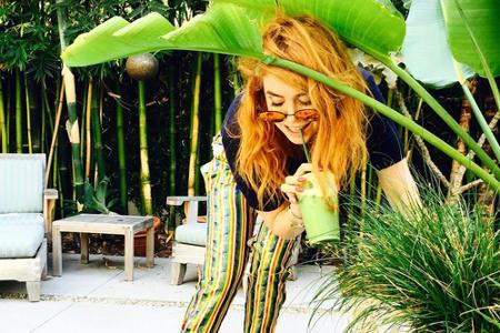 Auch Palina Rojinski genießt ihren Matcha-Latte! Auch Palina Rojinski genießt ihren Matcha-Latte!