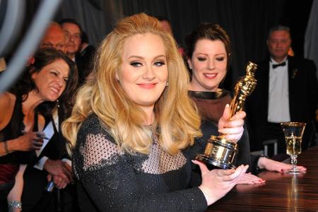 Adele mit ihrem Oscar für den Titel-Track zu 