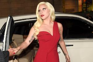 Lady Gaga glänzte in Los Angeles in verführerischem Rot
