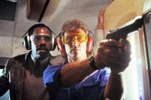 Danny Glover (l.) und Mel Gibson (r.) als Murtaugh und Riggs in "Lethal Weapon - Zwei stahlharte Profis"