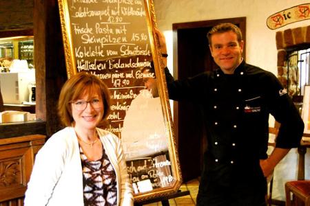 Gastgeberin Marion Schwaab und Küchenchef Sascha Schröder in der 