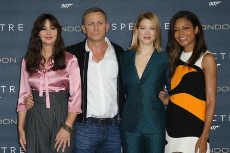 James Bond und seine Frauen: Monica Bellucci, Daniel Craig, Lea Seydoux und Naomie Harris (v.l.) James Bond und seine Frauen: Monica Bellucci, Daniel Craig, Lea Seydoux und Naomie Harris (v.l.)