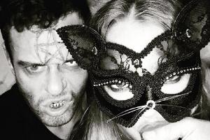 Lindsay Lohan posiert mit Fake-Verlobungsring