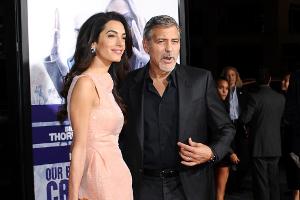 Rosig: Amal Clooney zeigt Bein im Pastell-Minikleid
