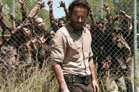 Schon in sechs Staffeln kämpft Rick Grimes (Andrew Lincoln) jetzt schon gegen die Untoten in Schon in sechs Staffeln kämpft Rick Grimes (Andrew Lincoln) jetzt schon gegen die Untoten in