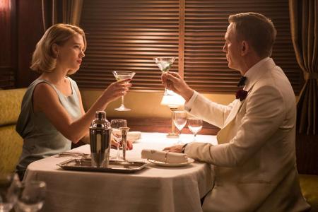 James Bond (Daniel Craig) genießt seinen Wodka Martini am liebsten in Gesellschaft hübscher Frauen - hier Dr. Madeleine Swan... James Bond (Daniel Craig) genießt seinen Wodka Martini am liebsten in Gesellschaft hübscher Frauen - hier Dr. Madeleine Swan...