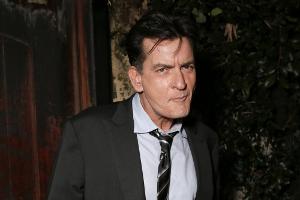 Charlie Sheen fliegt aus dem Pub