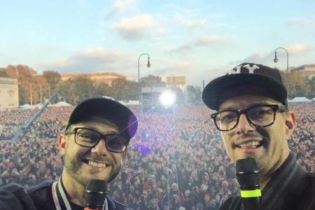 Joko Winterscheidt (re.) moderierte zusammen mit Rainer Maria Jilg das Konzert auf dem Münchner Königsplatz Joko Winterscheidt (re.) moderierte zusammen mit Rainer Maria Jilg das Konzert auf dem Münchner Königsplatz
