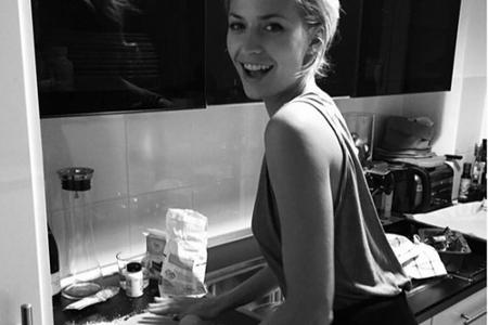 Topmodel Lena Gercke ist offensichtlich schon in Weihnachtsstimmung: Die ersten Plätzchen werden gebacken Topmodel Lena Gercke ist offensichtlich schon in Weihnachtsstimmung: Die ersten Plätzchen werden gebacken