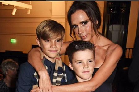 Stolze Mama: Victoria Beckham mit ihren Söhnen Romeo (li.) und Cruz bei der Präsentation der Burberry Weihnachts-Kampagne Stolze Mama: Victoria Beckham mit ihren Söhnen Romeo (li.) und Cruz bei der Präsentation der Burberry Weihnachts-Kampagne