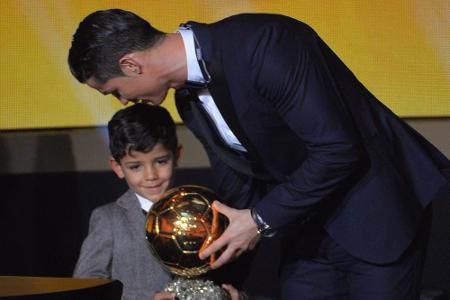 Cristiano Ronaldo bei der Verleihung des FIFA Ballon D'Or 2014 in Zürich mit seinem Sohn Cristiano Ronaldo bei der Verleihung des FIFA Ballon D'Or 2014 in Zürich mit seinem Sohn