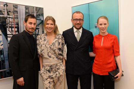 Die Schauspielstars Clemens Schick, Ursula Karven und Susanne Wuest nehmen Reda-CEO Ercole Botto Poala in ihre Mitte Die Schauspielstars Clemens Schick, Ursula Karven und Susanne Wuest nehmen Reda-CEO Ercole Botto Poala in ihre Mitte