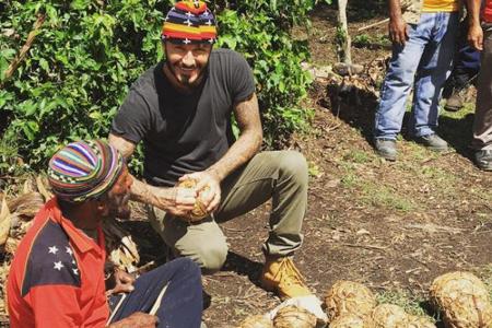 David Beckham bastelt einen Fußball aus Bananenblättern David Beckham bastelt einen Fußball aus Bananenblättern