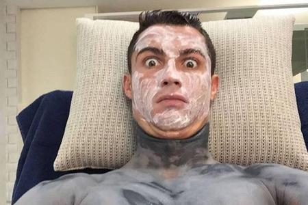 Cristiano Ronaldo mit einer Ganzkörper-Hautmaske Cristiano Ronaldo mit einer Ganzkörper-Hautmaske