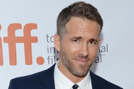 Ryan Reynolds hält sich beim Wandern fit Ryan Reynolds hält sich beim Wandern fit