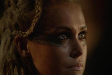 So sieht Clarke (Eliza Taylor) in Staffel 3 aus So sieht Clarke (Eliza Taylor) in Staffel 3 aus