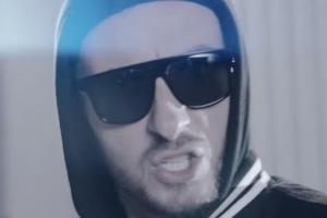 Jan Böhmermann stürmt mit "Ich hab Polizei" die Download-Charts