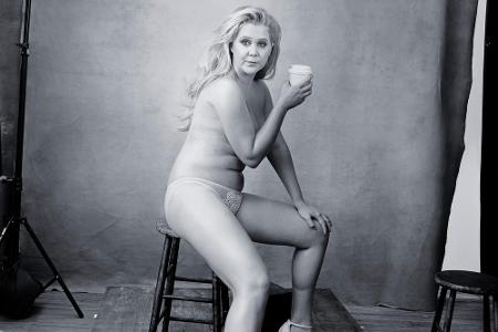 Komikerin Amy Schumer hat sich für den kommenden Pirelli-Kalender ausgezogen Komikerin Amy Schumer hat sich für den kommenden Pirelli-Kalender ausgezogen