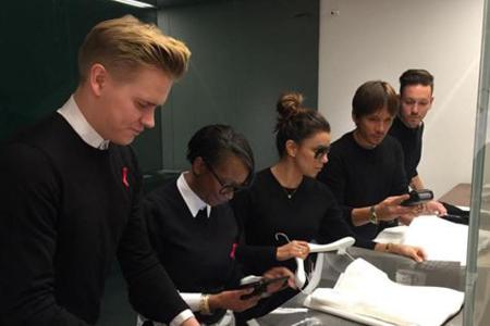 Eva Longoria (Mitte) und Ken Paves (2.v.r.) helfen bei ihrer Freundin Victoria Beckham aus Eva Longoria (Mitte) und Ken Paves (2.v.r.) helfen bei ihrer Freundin Victoria Beckham aus
