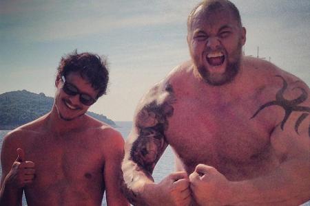 Hafþór Júlíus Björnsson (r.) mit seinem Hafþór Júlíus Björnsson (r.) mit seinem
