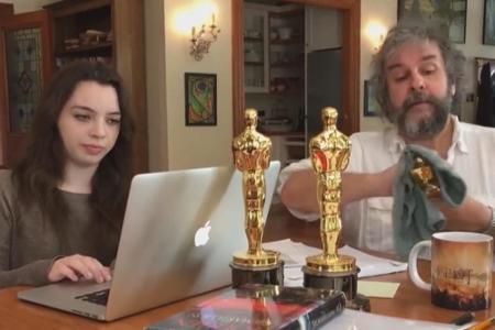 Peter Jackson und seine Tochter Katie in einem neuen Facebook-Video Peter Jackson und seine Tochter Katie in einem neuen Facebook-Video