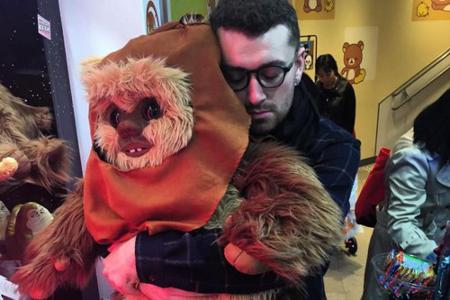 Auf Kuschelkurs: Sam Smith und sein Ewok sind sich ganz nah Auf Kuschelkurs: Sam Smith und sein Ewok sind sich ganz nah