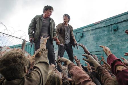 Die fatale Szene: Nicholas und Glenn sind von einer Horde Walker umgeben Die fatale Szene: Nicholas und Glenn sind von einer Horde Walker umgeben