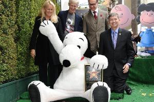 Craig Schulz, Snoopy, Paul Feig und Leron Gubler auf dem Walk of Fame