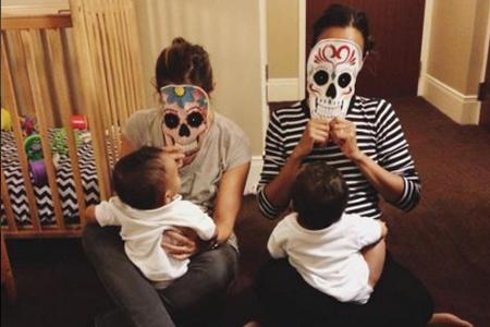 Zoe Saldana (li.) trägt eine der traditionellen Totenkopfmasken Zoe Saldana (li.) trägt eine der traditionellen Totenkopfmasken