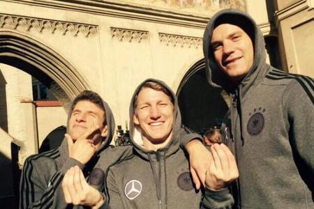 Bastian Schweinsteiger (M.) genießt die Sonne in München mit seinen DFB-Kollegen Thomas Müller (l.) und Manuel Neuer Bastian Schweinsteiger (M.) genießt die Sonne in München mit seinen DFB-Kollegen Thomas Müller (l.) und Manuel Neuer