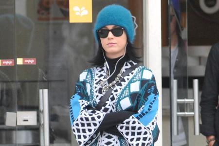 Katy Perry schützt sich mit Wollmütze und überdimensionalem Ethno-Poncho gegen kühle Temperaturen Katy Perry schützt sich mit Wollmütze und überdimensionalem Ethno-Poncho gegen kühle Temperaturen