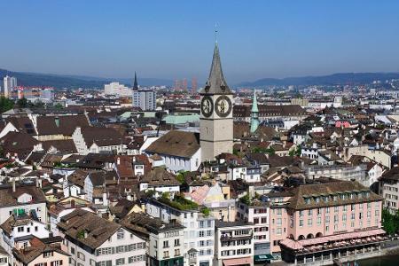 Blick vom Grossmünsterturm auf den Turm der St.Peterskirche und die Limmat, die im Vordergrund durch die Altstadt von Zürich... Blick vom Grossmünsterturm auf den Turm der St.Peterskirche und die Limmat, die im Vordergrund durch die Altstadt von Zürich...