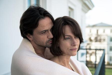 Urlaubsflirt mit bösen Folgen: Simone (Claudia Michelsen) lässt sich von Leon (Michael Rotschopf) verführen Urlaubsflirt mit bösen Folgen: Simone (Claudia Michelsen) lässt sich von Leon (Michael Rotschopf) verführen