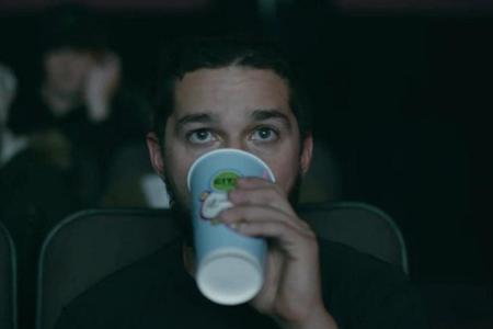 Ein seltener Moment der Aufregung bisher im Stream: Shia LaBeauf schaut nicht nur, er trinkt sogar Ein seltener Moment der Aufregung bisher im Stream: Shia LaBeauf schaut nicht nur, er trinkt sogar