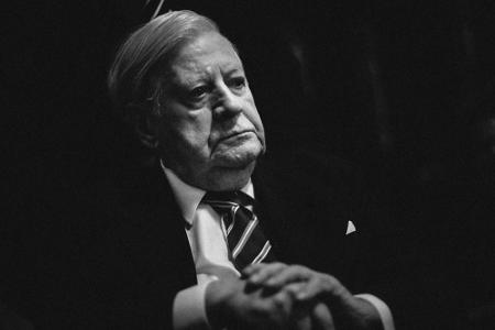 Helmut Schmidt ist am 10. November 2015 im Alter von 96 Jahren verstorben Helmut Schmidt ist am 10. November 2015 im Alter von 96 Jahren verstorben