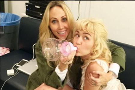 Verrücktes Mutter-Tochter-Gespann: Tish Cyrus gibt ihrer Tochter Miley die Flasche Verrücktes Mutter-Tochter-Gespann: Tish Cyrus gibt ihrer Tochter Miley die Flasche