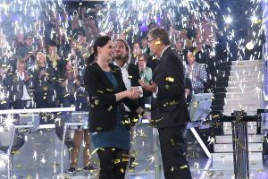 Moderator Günther Jauch (r.) und die glückliche Kandidatin Nadja Sidikjar