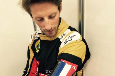 Formel-1-Fahrer Romain Grosjean trägt Flagge um seine Unterstützung für Frankreich zu zeigen Formel-1-Fahrer Romain Grosjean trägt Flagge um seine Unterstützung für Frankreich zu zeigen