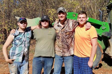 Bryar Blanton (2.v.l.) und seine Freunde mit ihrem Retter Blake Shelton (2.v.r.) Bryar Blanton (2.v.l.) und seine Freunde mit ihrem Retter Blake Shelton (2.v.r.)