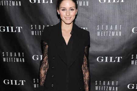 Fashion-Profi Olivia Palermo weiß, wie es geht! Zur zarten Bluse mit Spitzenärmeln kombiniert sie eine Wollweste und Overkne... Fashion-Profi Olivia Palermo weiß, wie es geht! Zur zarten Bluse mit Spitzenärmeln kombiniert sie eine Wollweste und Overkne...