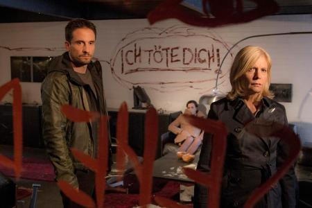 Inga Lürsen (S. Postel) und Stedefreund (O. Mommsen) schauen sich die verwüstete Wohnung eines Opfers an. Inga Lürsen (S. Postel) und Stedefreund (O. Mommsen) schauen sich die verwüstete Wohnung eines Opfers an.