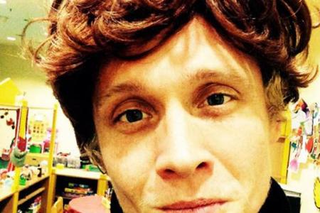 Ungewohnter Anblick: Matthias Schweighöfer mit dunkler Perücke Ungewohnter Anblick: Matthias Schweighöfer mit dunkler Perücke