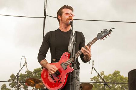 Frontmann Jesse Hughes während eines Konzerts seiner Eagles of Death Metal Frontmann Jesse Hughes während eines Konzerts seiner Eagles of Death Metal