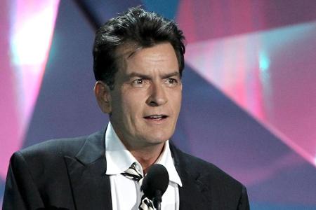 Charlie Sheen gestand in einer TV-Show, seit vier Jahren mit der Diagnose HIV-positiv zu leben Charlie Sheen gestand in einer TV-Show, seit vier Jahren mit der Diagnose HIV-positiv zu leben