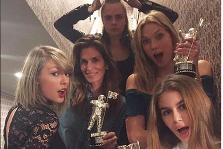 Taylor Swift (l.) und ihre Taylor Swift (l.) und ihre