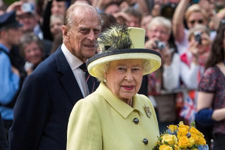 Queen Elisabeth II. und Prinz Philip im Juni 2015 bei ihrem Berlin-Besuch vor dem Brandenburger Tor Queen Elisabeth II. und Prinz Philip im Juni 2015 bei ihrem Berlin-Besuch vor dem Brandenburger Tor