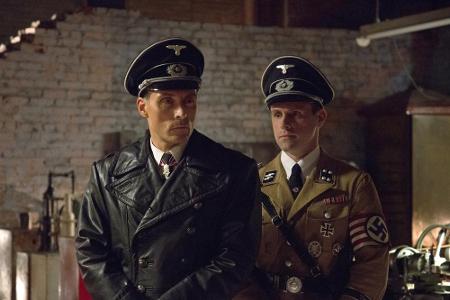 SS-Obergruppenführer John Smith (Rufus Sewell, l.) ist der Vorzeige-Nazi in SS-Obergruppenführer John Smith (Rufus Sewell, l.) ist der Vorzeige-Nazi in