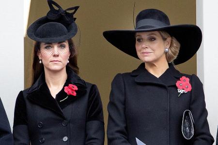Kate, Herzogin von Cambridge, und Máxima, Königin der Niederlande, trauern in London um die im Krieg gefallenen Soldaten Kate, Herzogin von Cambridge, und Máxima, Königin der Niederlande, trauern in London um die im Krieg gefallenen Soldaten